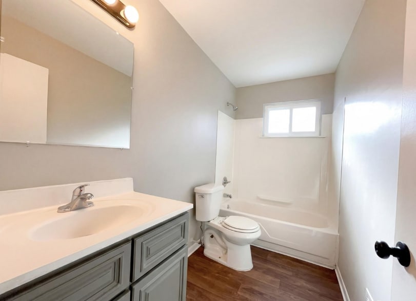 Building Photo - 7912 Pine St