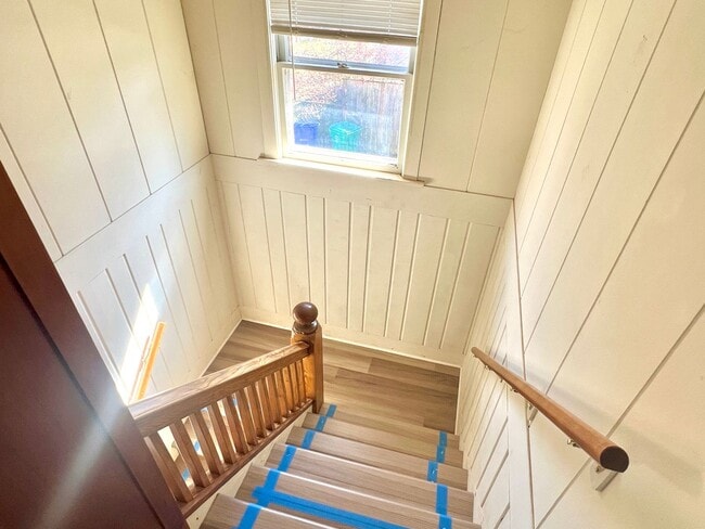 Building Photo - Portsmouth Neighborhood 3 story Home with Laminate H/W Floors, Fenced Backyard