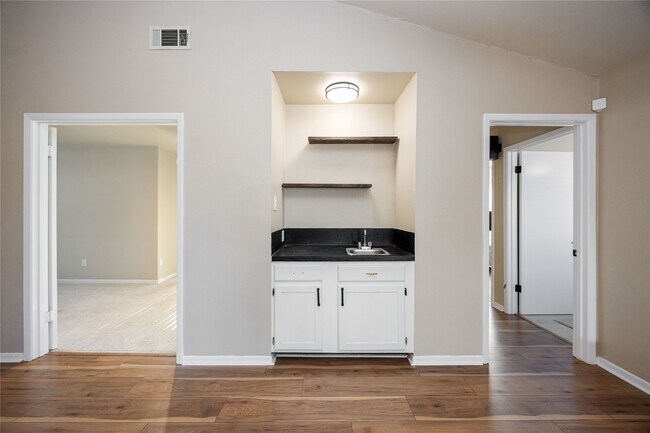 Building Photo - 2331 Ridgemont Dr