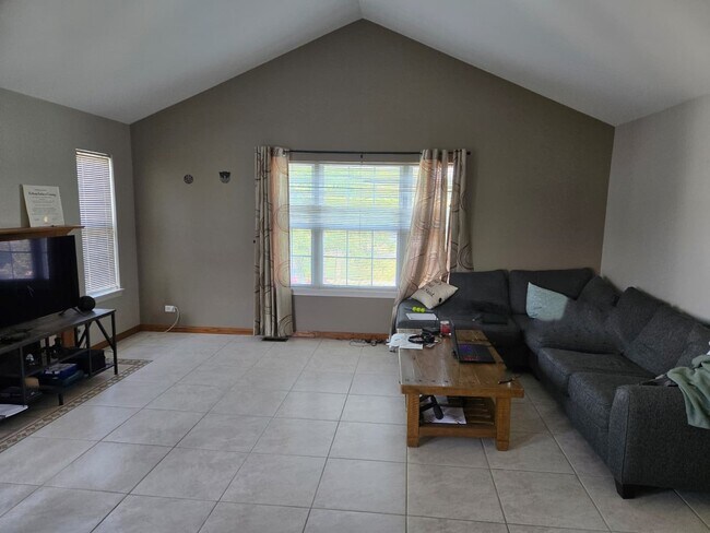 Building Photo - 2544 Dickens Dr