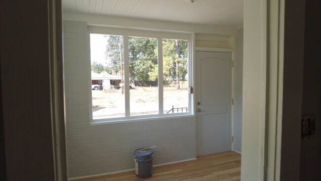 Building Photo - 604 N Duncan Ave