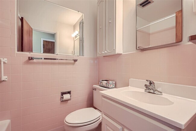 Building Photo - Beautiful 3-Bedroom Home in Denver – Avail...