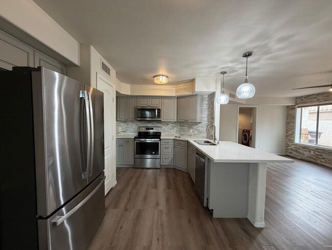 Building Photo - 902 S Surfside Dr