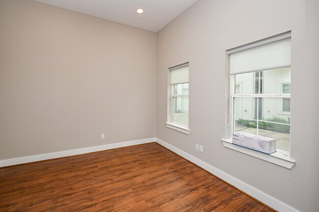 Building Photo - 955 W 24th St