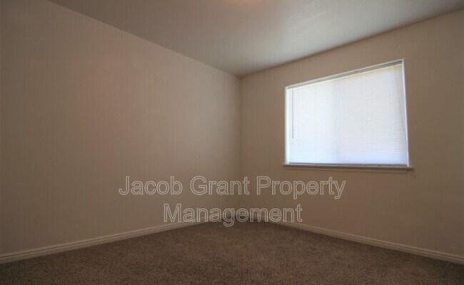 Building Photo - 980 Eve Dr
