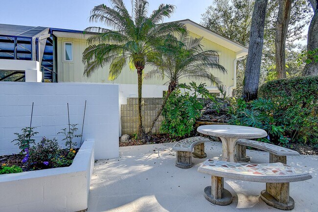 Building Photo - Luxurious 4 bedroom, 3 bath pool home.