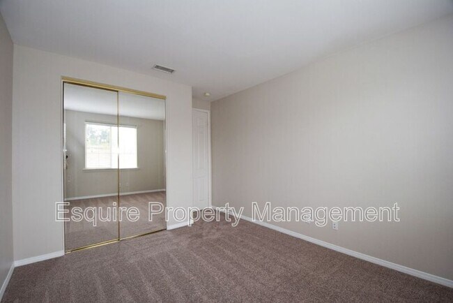 Building Photo - 2895 Diamond Dr