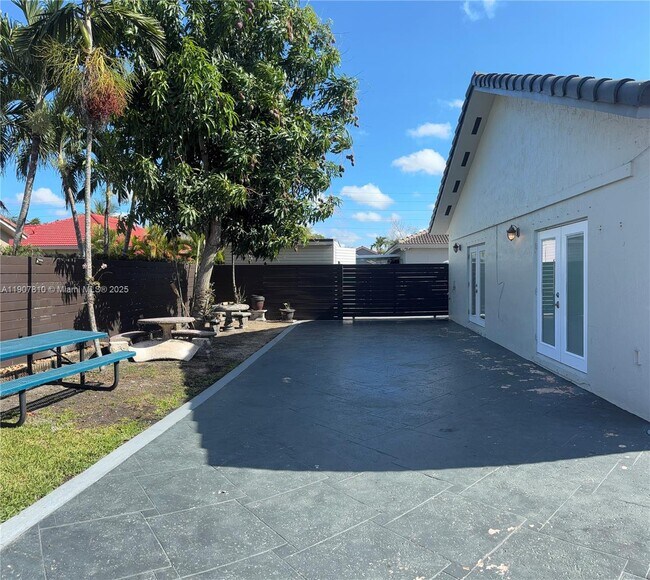 Building Photo - 709 SE 13th Terrace