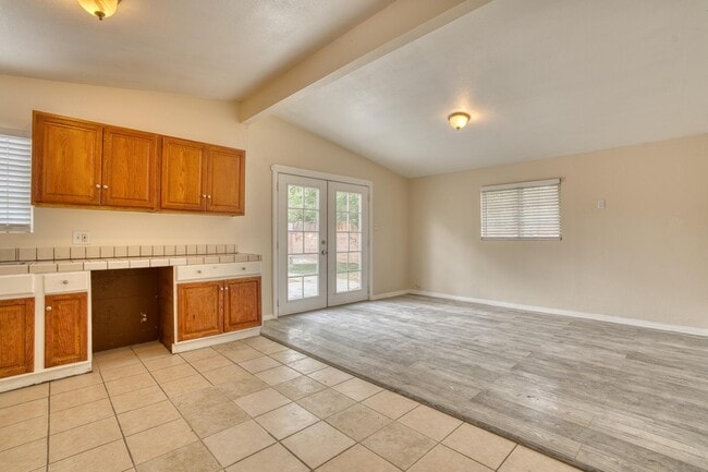 Primary Photo - 2047 W Lingard St