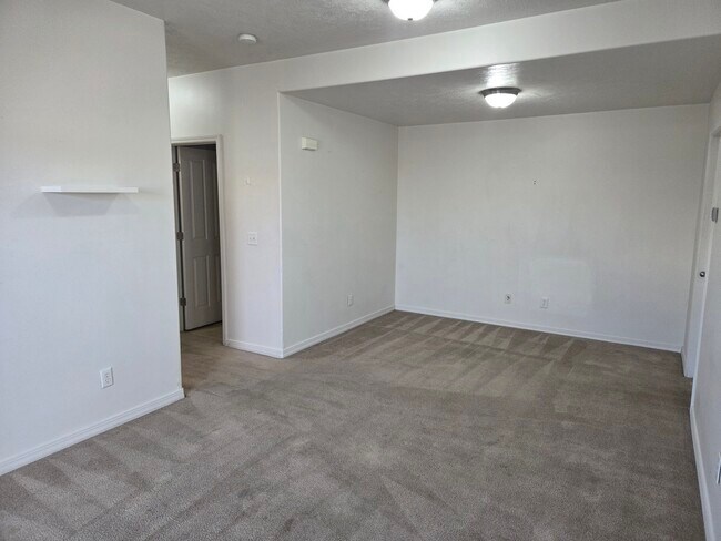 Building Photo - 380 N 500 W