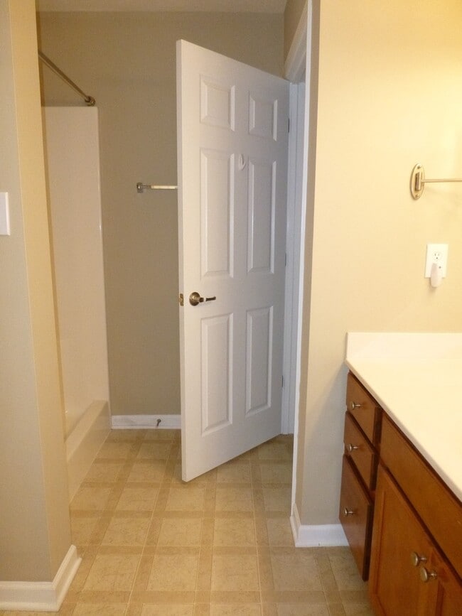 Building Photo - 3 bed, 2 bath, 2 car garage townhouse w/ b...