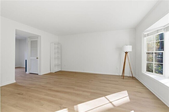 Building Photo - 6520 Roswell Rd NE