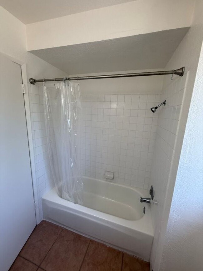 Building Photo - Rare Remodeled 5 Bedroom 2.5 Bath Tri Level in Vacaville