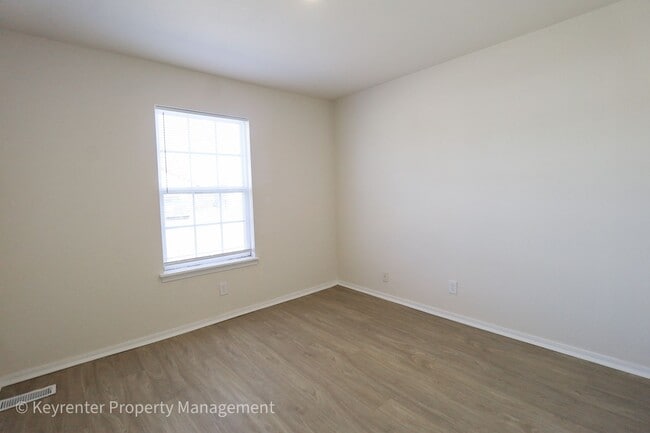 Building Photo - E 31st Ct Duplex