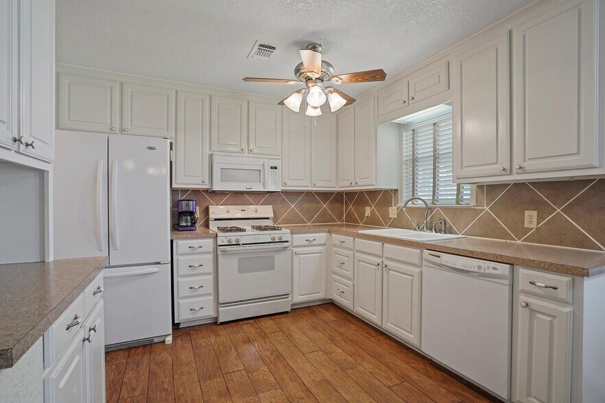 Building Photo - 205 Teeter Dr