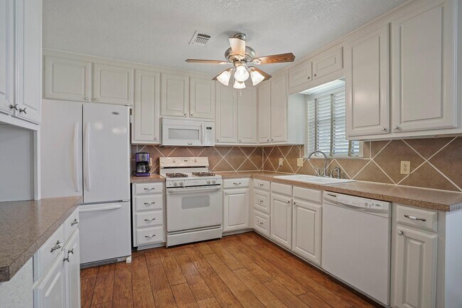 Building Photo - 205 Teeter Dr