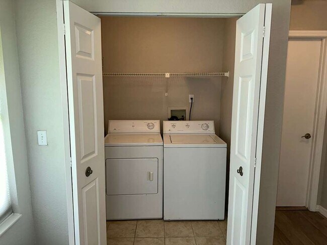 Building Photo - Cozy 2/2 2nd Floor Condo by Millenia Mall!...
