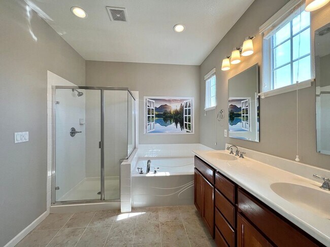 Building Photo - Modern and Spacious South Napa Townhouse
