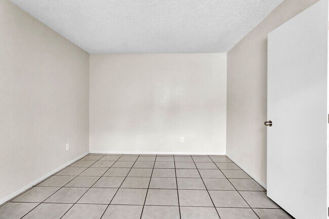 Building Photo - Spacious three bedroom with office in Prim...