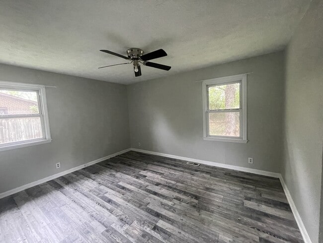 Building Photo - 213 Jean St