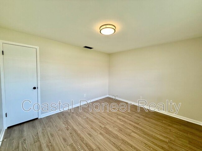 Building Photo - 14903 Imperial Point Dr N