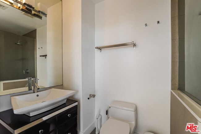 Building Photo - 1250 N Harper Ave