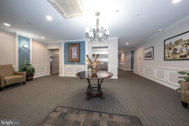 Building Photo - 300 W Elm St