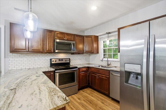 Building Photo - 208 Greenbriar Dr