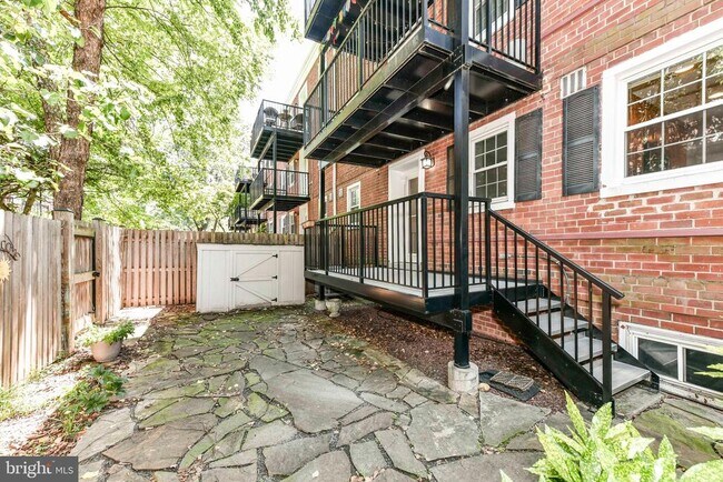 Building Photo - 3057 S Buchanan St