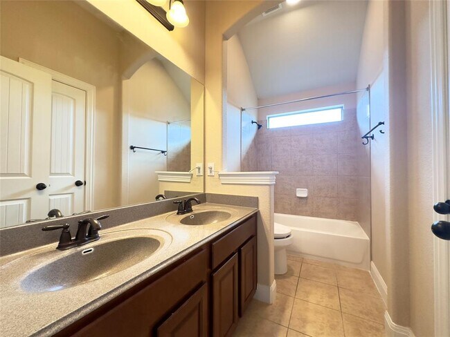 Building Photo - 2504 Speidel Dr