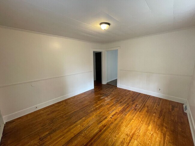 Building Photo - Renovated 2 bedroom 1 bathroom house with office/bonus room!