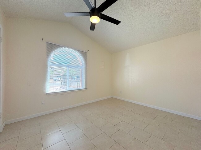Building Photo - Refrig A/C 2bed/2bath Duplex with Bonus Room!