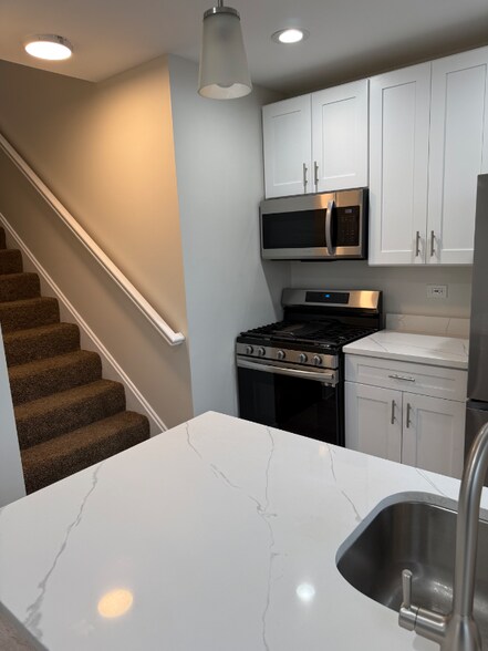 Building Photo - 2242 W 18th Pl