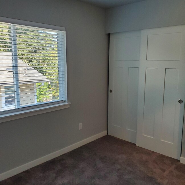 Building Photo - 9229 Kenwood Dr SW