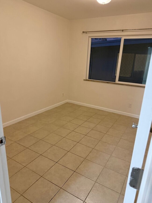 Building Photo - 2 bedroom 1.5 bath duplex Great location!