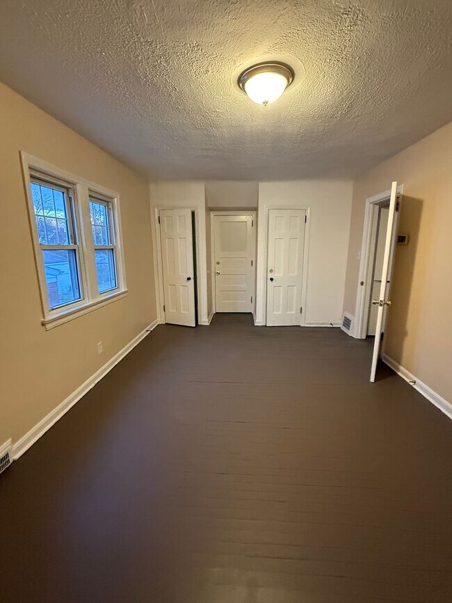 Building Photo - Lee/Harvard 3 Bedroom Single water/sewer i...