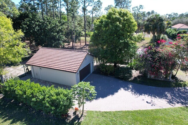 Building Photo - ** OAKES ESTATES ** 4 BED + DEN / 3.5 BATH...