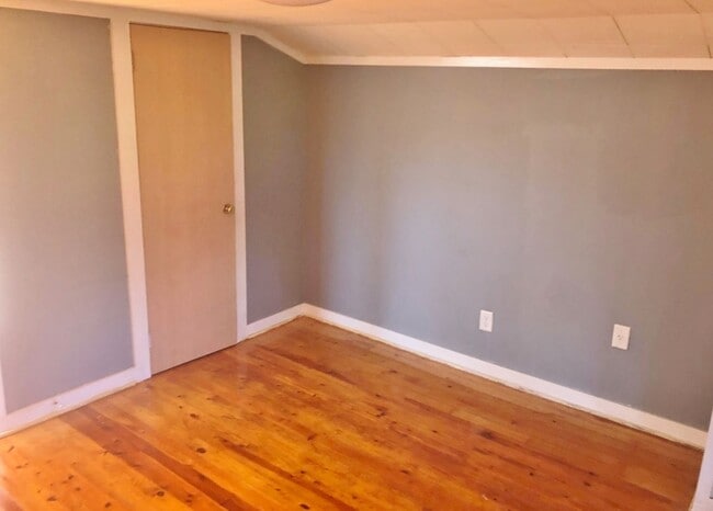 Building Photo - 3 Bedrooms 1 Bath
