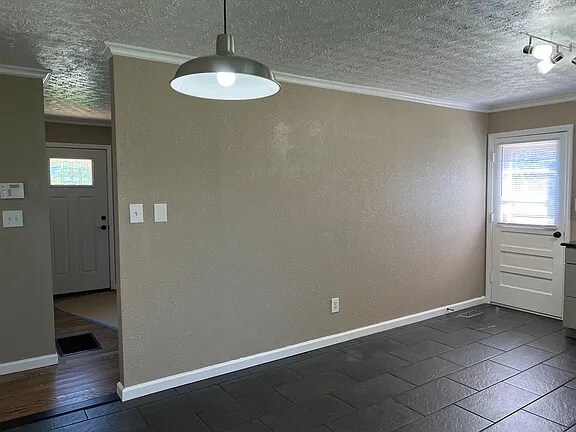 Building Photo - 7 Jones Cir