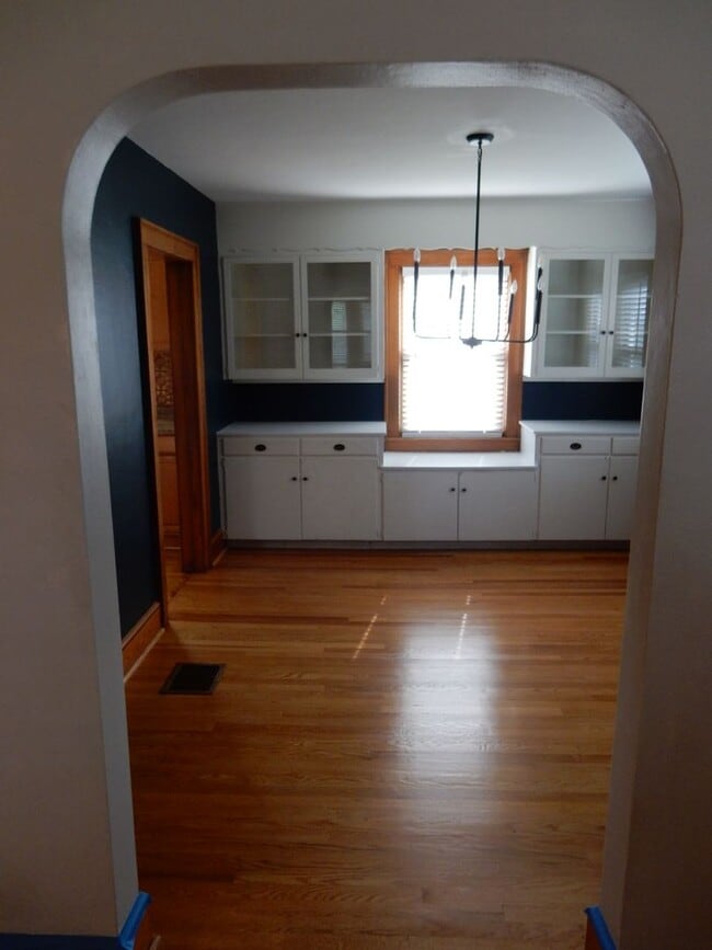 Building Photo - 3 BR home with fantastic location in the h...