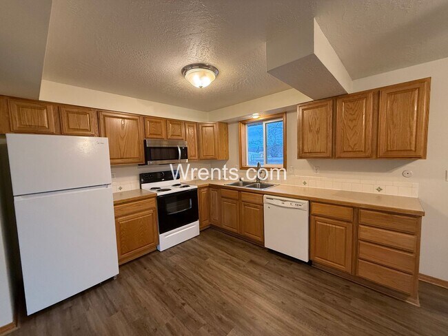 Building Photo - 11923-11925 Railroad Circle