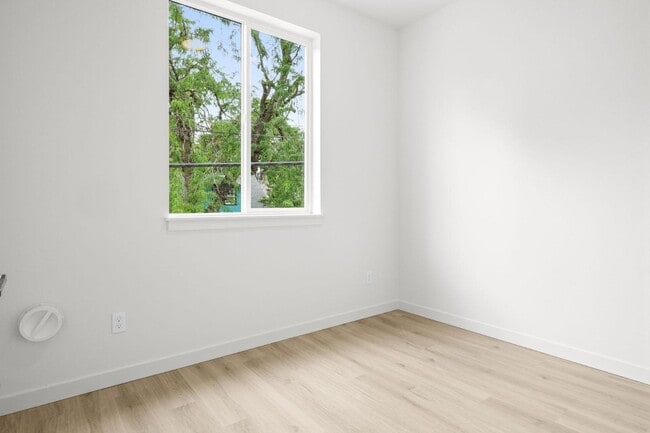 Building Photo - 540 N Blandena St