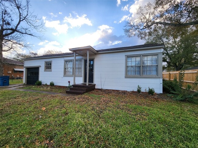 Building Photo - 1104 E Sycamore St