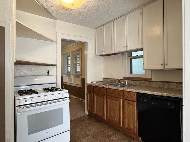 Building Photo - 2 Bedroom House with Large Fenced Yard