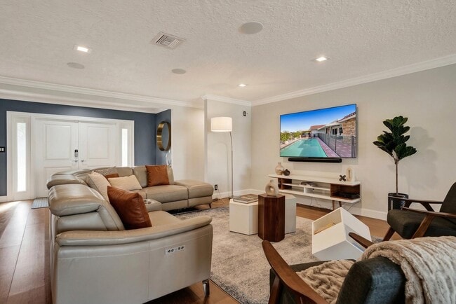 Building Photo - 5841 Bayview Dr