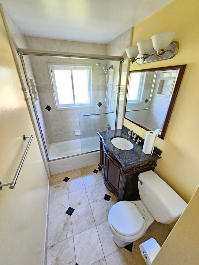 Building Photo - Beautiful Baker West Neighborhood