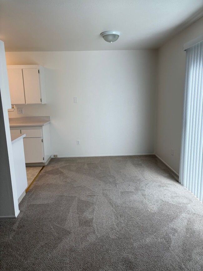 Building Photo - Clean 2 bedroom 1 bath