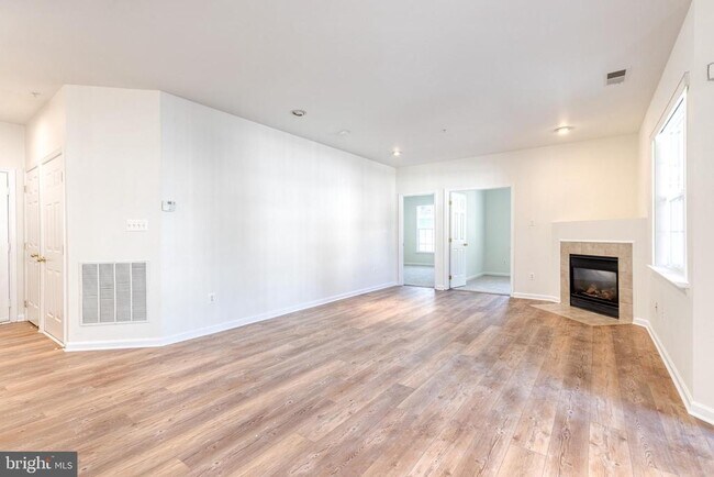Building Photo - 5003 Hollington Dr