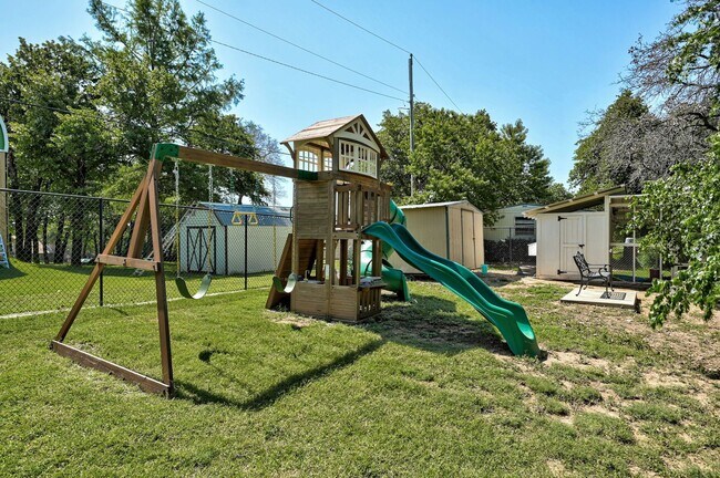 Building Photo - 7808 Forest Ln