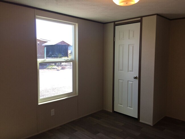 Building Photo - 2-Bedroom Home, minutes Away from the Colo...